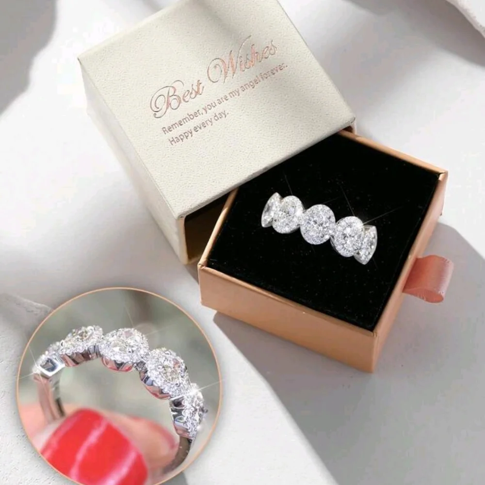 BRAND NEW ** Elegant Silver and Diamond Ring